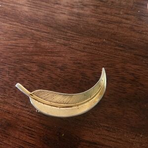Vintage Gold Toned Leaf Brooch Pin